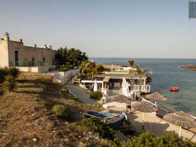 Parzialmente nascosta da un imponente albero di fico, sovrasta la spiaggia e un bar-ristorante affacciato sull�Adriatico...